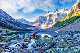 Lais Puzzle - Wanderer beim Rock Hopping über den Consolation Lake im Banff National Park in der Nähe des Moraine Lake in der Nähe von Lake Louise, Alberta - 2.000 Teile
