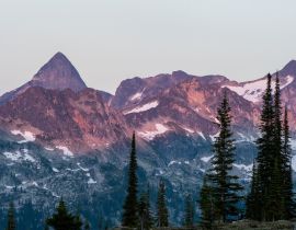Lais Puzzle - Bergkette bei Sonnenuntergang, felsige Berge, Valhalla Provincial Park, West Kootenays, BC, Kanada. Rosa und rote Untertöne, dramatisch - 40, 100, 200, 500, 1.000 & 2.000 Teile