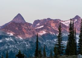 Lais Puzzle - Bergkette bei Sonnenuntergang, felsige Berge, Valhalla Provincial Park, West Kootenays, BC, Kanada. Rosa und rote Untertöne, dramatisch - 1.000 Teile