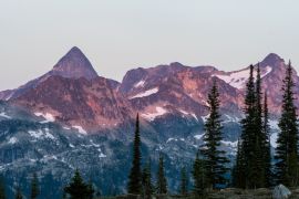 Lais Puzzle - Bergkette bei Sonnenuntergang, felsige Berge, Valhalla Provincial Park, West Kootenays, BC, Kanada. Rosa und rote Untertöne, dramatisch - 2.000 Teile