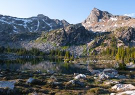Lais Puzzle - Ruhige Spiegelung der Berge im See, Morgenlicht. Gwillim Lakes, Valhalla Provincial Park, BC, West Kootenays, Kanada - 1.000 Teile