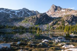 Lais Puzzle - Ruhige Spiegelung der Berge im See, Morgenlicht. Gwillim Lakes, Valhalla Provincial Park, BC, West Kootenays, Kanada - 2.000 Teile