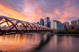 Lais Puzzle - Blick auf die Fußgängerbrücke über den Bow River in Calgary Alberta bei Sonnenaufgang - 2.000 Teile