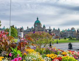 Lais Puzzle - Gesetzgebende Versammlung von British Columbia. Parlamentarische Gärten mit Blumen, Vancouver Island - 40, 100, 200, 500, 1.000 & 2.000 Teile