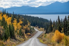 Lais Puzzle - Erstaunlicher Blick auf den Highway nach Atlin, nördliches British Columbia, mit Herbstszenen und gelben Herbstfarben. Aufgenommen in der Nähe der Grenze zum Yukon Territory in Kanada - 2.000 Teile