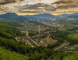 Lais Puzzle - Weitwinkel-Panorama-Luftaufnahme der Stadt Chilliwack, die im Fraser Valley in British Columbia, Kanada, liegt - 40, 100, 200, 500, 1.000 & 2.000 Teile