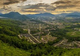 Lais Puzzle - Weitwinkel-Panorama-Luftaufnahme der Stadt Chilliwack, die im Fraser Valley in British Columbia, Kanada, liegt - 1.000 Teile