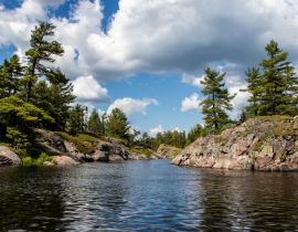 Lais Puzzle - Felsen, Bäume, blauer Himmel, weiße Wolken und Wasser an einem Sommertag am Bad River in Ontario, Kanada - 40, 100, 200, 500, 1.000 & 2.000 Teile