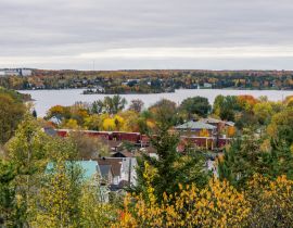 Lais Puzzle - Blick von der Grotte Unserer Lieben Frau von Lourdes auf die Stadt Sudbury im Herbst - 40, 100, 200, 500, 1.000 & 2.000 Teile