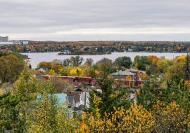 Lais Puzzle - Blick von der Grotte Unserer Lieben Frau von Lourdes auf die Stadt Sudbury im Herbst - 1.000 Teile