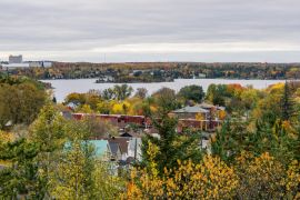 Lais Puzzle - Blick von der Grotte Unserer Lieben Frau von Lourdes auf die Stadt Sudbury im Herbst - 2.000 Teile