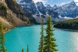 Lais Puzzle - Moraine See schöne Landschaft im Sommer sonnigen Tag Morgen. Funkelndes türkisblaues Wasser, schneebedecktes Valley of the Ten Peaks. Banff National Park, Kanadische Rockies, Alberta, Kanada - 2.000 Teile