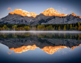 Lais Puzzle - Warmes Sonnenlicht, das den Mount Kidd im Hintergrund beleuchtet und vom stillen Wedge Pond in Kananaskis Country, Kanada, reflektiert wird - 40, 100, 200, 500, 1.000 & 2.000 Teile