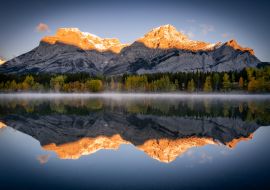 Lais Puzzle - Warmes Sonnenlicht, das den Mount Kidd im Hintergrund beleuchtet und vom stillen Wedge Pond in Kananaskis Country, Kanada, reflektiert wird - 1.000 Teile