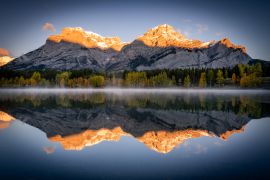Lais Puzzle - Warmes Sonnenlicht, das den Mount Kidd im Hintergrund beleuchtet und vom stillen Wedge Pond in Kananaskis Country, Kanada, reflektiert wird - 2.000 Teile