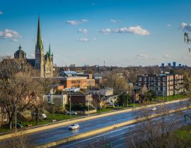 Lais Puzzle - Blick auf das historische Zentrum von Longueuil (Quebec, Kanada) und die Kathedrale vom Aussichtsturm im Marie Victorin Park - 40, 100, 200, 500, 1.000 & 2.000 Teile