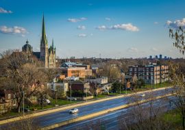 Lais Puzzle - Blick auf das historische Zentrum von Longueuil (Quebec, Kanada) und die Kathedrale vom Aussichtsturm im Marie Victorin Park - 1.000 Teile