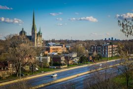 Lais Puzzle - Blick auf das historische Zentrum von Longueuil (Quebec, Kanada) und die Kathedrale vom Aussichtsturm im Marie Victorin Park - 2.000 Teile