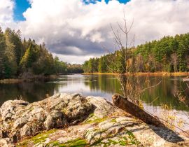 Lais Puzzle - Blick flussaufwärts auf den Madawaska River an einem strahlenden Herbsttag im Osten Ontarios, Kanada - 40, 100, 200, 500, 1.000 & 2.000 Teile