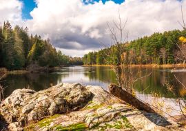 Lais Puzzle - Blick flussaufwärts auf den Madawaska River an einem strahlenden Herbsttag im Osten Ontarios, Kanada - 1.000 Teile