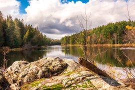 Lais Puzzle - Blick flussaufwärts auf den Madawaska River an einem strahlenden Herbsttag im Osten Ontarios, Kanada - 2.000 Teile