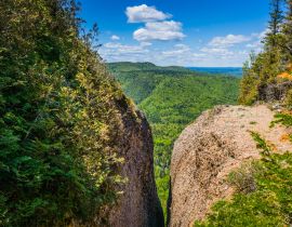 Lais Puzzle - Riss in den Felsen im Unesco-Geopark Percé, unweit des berühmten Percé-Felsens, mit Blick auf den Wald von Gaspésie, Quebec, im Hintergrund - 40, 100, 200, 500, 1.000 & 2.000 Teile