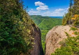 Lais Puzzle - Riss in den Felsen im Unesco-Geopark Percé, unweit des berühmten Percé-Felsens, mit Blick auf den Wald von Gaspésie, Quebec, im Hintergrund - 1.000 Teile