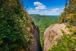 Lais Puzzle - Riss in den Felsen im Unesco-Geopark Percé, unweit des berühmten Percé-Felsens, mit Blick auf den Wald von Gaspésie, Quebec, im Hintergrund - 2.000 Teile