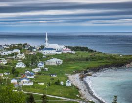 Lais Puzzle - Blick auf das kleine Dorf St Maurice de l'Echouerie mit seiner kleinen weißen Kirche, dem Strand und den Häusern in Gaspesie (Quebec, Kanada) - 40, 100, 200, 500, 1.000 & 2.000 Teile