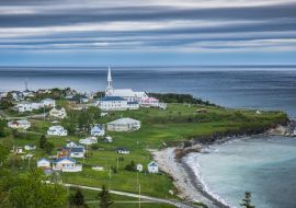 Lais Puzzle - Blick auf das kleine Dorf St Maurice de l'Echouerie mit seiner kleinen weißen Kirche, dem Strand und den Häusern in Gaspesie (Quebec, Kanada) - 1.000 Teile