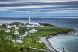 Lais Puzzle - Blick auf das kleine Dorf St Maurice de l'Echouerie mit seiner kleinen weißen Kirche, dem Strand und den Häusern in Gaspesie (Quebec, Kanada) - 2.000 Teile