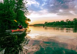 Lais Puzzle - Seekajakfahrer paddeln an einem Sommerabend auf dem Long Pond auf den Toronto Islands in die untergehende Sonne - 1.000 Teile