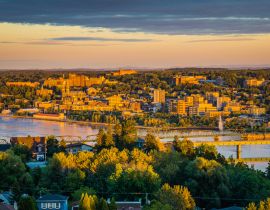 Lais Puzzle - Farbenfroher Sonnenuntergang und bewölkter Himmel über der Stadt Chicoutimi in Quebec (Kanada) - 40, 100, 200, 500, 1.000 & 2.000 Teile