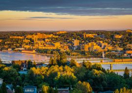 Lais Puzzle - Farbenfroher Sonnenuntergang und bewölkter Himmel über der Stadt Chicoutimi in Quebec (Kanada) - 1.000 Teile