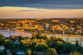 Lais Puzzle - Farbenfroher Sonnenuntergang und bewölkter Himmel über der Stadt Chicoutimi in Quebec (Kanada) - 2.000 Teile