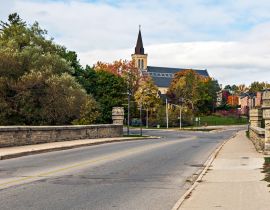 Lais Puzzle - Die katholische Kirche Saint Joseph's und die Brücke über den Victoria-See in Stratford, Ontario - 40, 100, 200, 500, 1.000 & 2.000 Teile