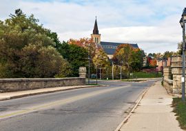 Lais Puzzle - Die katholische Kirche Saint Joseph's und die Brücke über den Victoria-See in Stratford, Ontario - 1.000 Teile