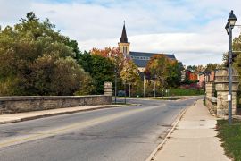 Lais Puzzle - Die katholische Kirche Saint Joseph's und die Brücke über den Victoria-See in Stratford, Ontario - 2.000 Teile