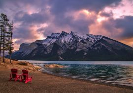 Lais Puzzle - Adirondack Chairs mit Blick auf den Lake Minnewanka bei Sonnenaufgang - 1.000 Teile