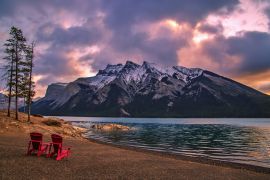 Lais Puzzle - Adirondack Chairs mit Blick auf den Lake Minnewanka bei Sonnenaufgang - 2.000 Teile