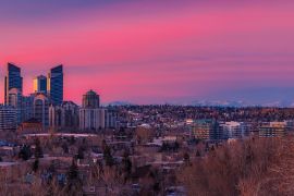 Lais Puzzle - Rosa Sonnenaufgang über der Innenstadt von Calgary - 2.000 Teile