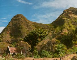 Lais Puzzle - Panoramablick auf eine Touristin mit blauem Rucksack, die die Landschaft in den Bergen der Insel Santo Antao, Cabo Verde, fotografiert - 40, 100, 200, 500, 1.000 & 2.000 Teile