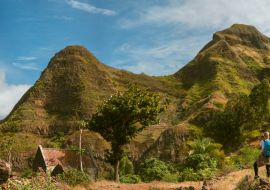 Lais Puzzle - Panoramablick auf eine Touristin mit blauem Rucksack, die die Landschaft in den Bergen der Insel Santo Antao, Cabo Verde, fotografiert - 1.000 Teile