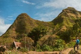 Lais Puzzle - Panoramablick auf eine Touristin mit blauem Rucksack, die die Landschaft in den Bergen der Insel Santo Antao, Cabo Verde, fotografiert - 2.000 Teile