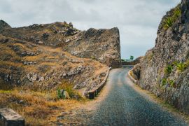 Lais Puzzle - Insel Santo Antao, Kap Verde. Lokale Straße auf dem Delgadinho-Bergkamm, die nach Ribeira Grande führt - 2.000 Teile