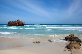 Lais Puzzle - Sanddünenlandschaft mit dem Atlantischen Ozean im Hintergrund in der Nähe von Cabo Santa Marina auf Boa Vista in Kap Verde - 2.000 Teile
