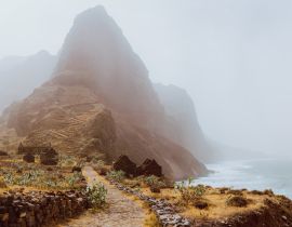 Lais Puzzle - Insel Santo Antao, Kap Verde. Panoramablick auf den Aranhas-Gipfel im Tal mit Hausruinen und steinigem Wanderweg - 40, 100, 200, 500, 1.000 & 2.000 Teile