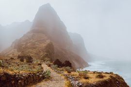 Lais Puzzle - Insel Santo Antao, Kap Verde. Panoramablick auf den Aranhas-Gipfel im Tal mit Hausruinen und steinigem Wanderweg - 2.000 Teile