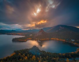 Lais Puzzle - Dramatische Herbstabend-Wolkenlandschaft bei Sonnenuntergang. Die leuchtenden Farben des Herbstes um einen Bergsee. Kasachstan. Asien. - 40, 100, 200, 500, 1.000 & 2.000 Teile