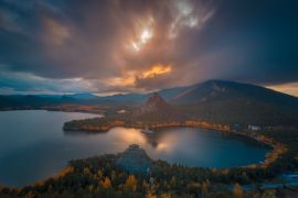 Lais Puzzle - Dramatische Herbstabend-Wolkenlandschaft bei Sonnenuntergang. Die leuchtenden Farben des Herbstes um einen Bergsee. Kasachstan. Asien. - 2.000 Teile